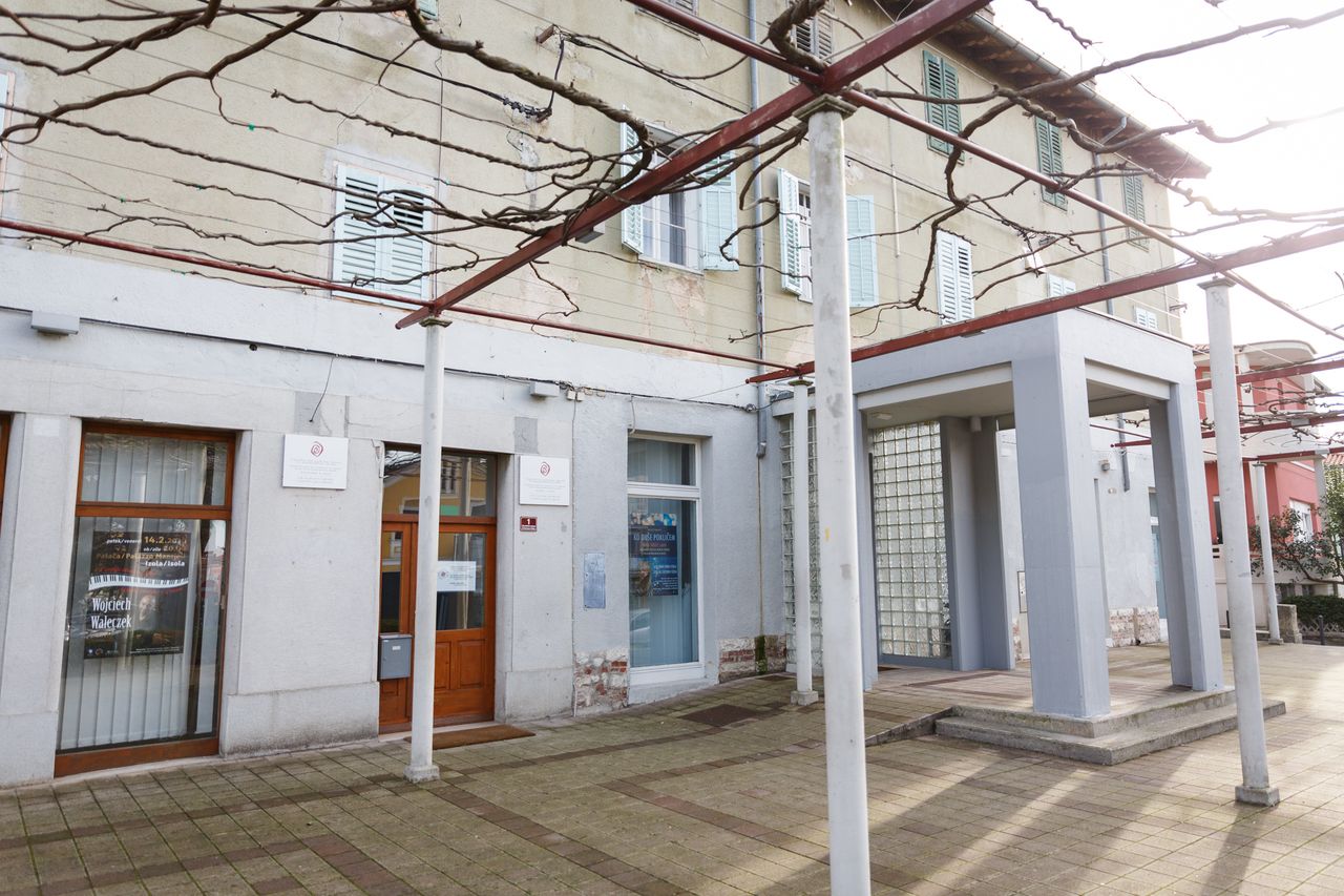 File:Izola Cultural Centre 2020 Exterior Photo Kaja Brezocnik.jpg