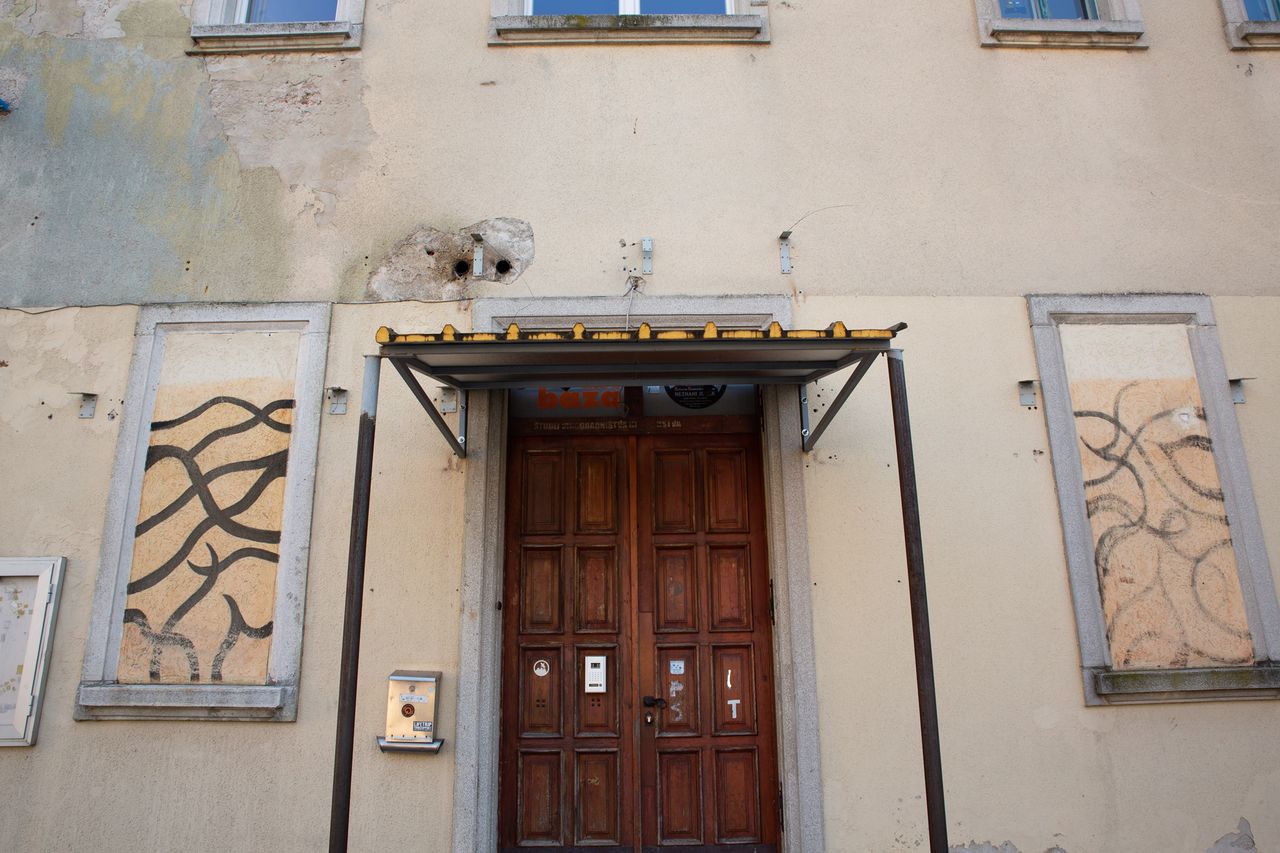 File:Klub Baza Ajdovscina 2021 front entrance Photo Kaja Brezocnik (2).jpg