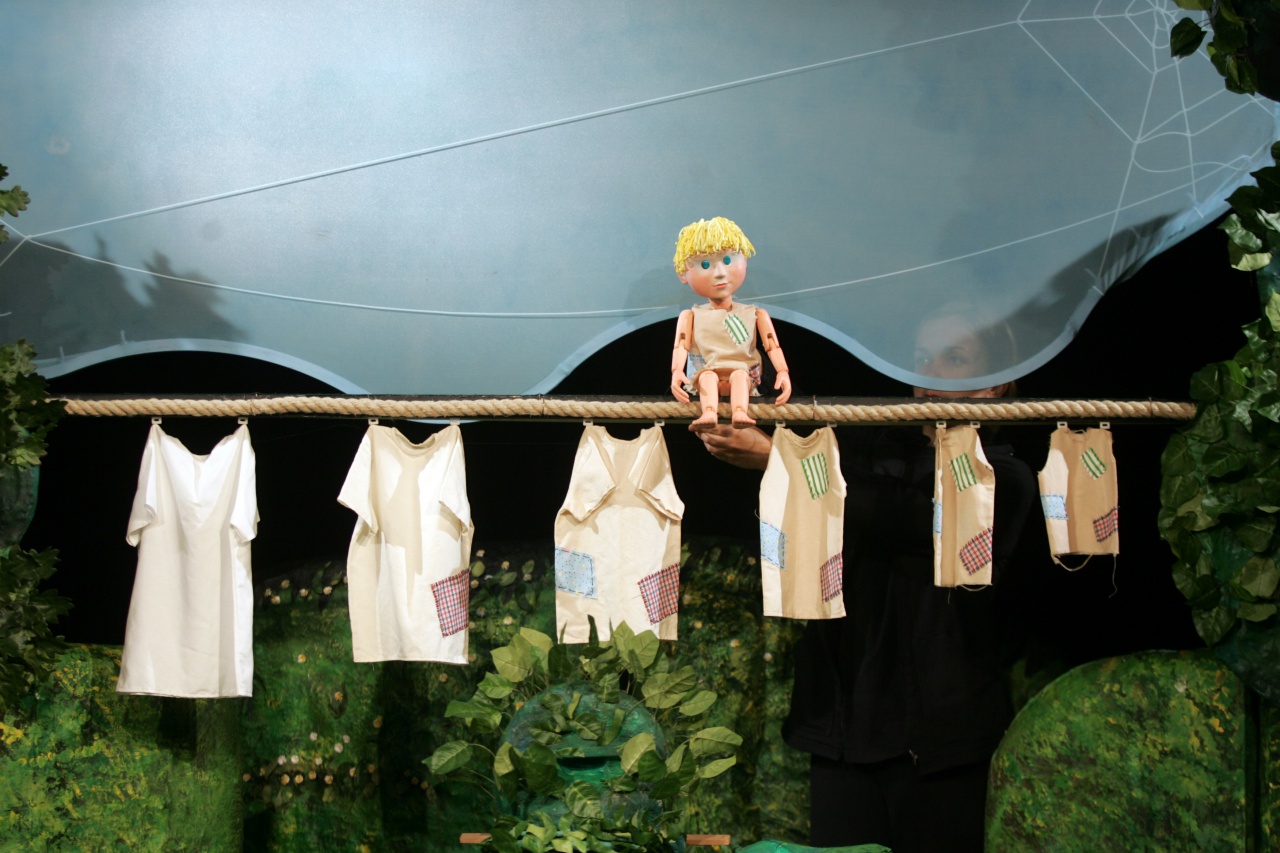File:Ljubljana Puppet Theatre 2006 Kdo je napravil Vidku srajcico.jpg