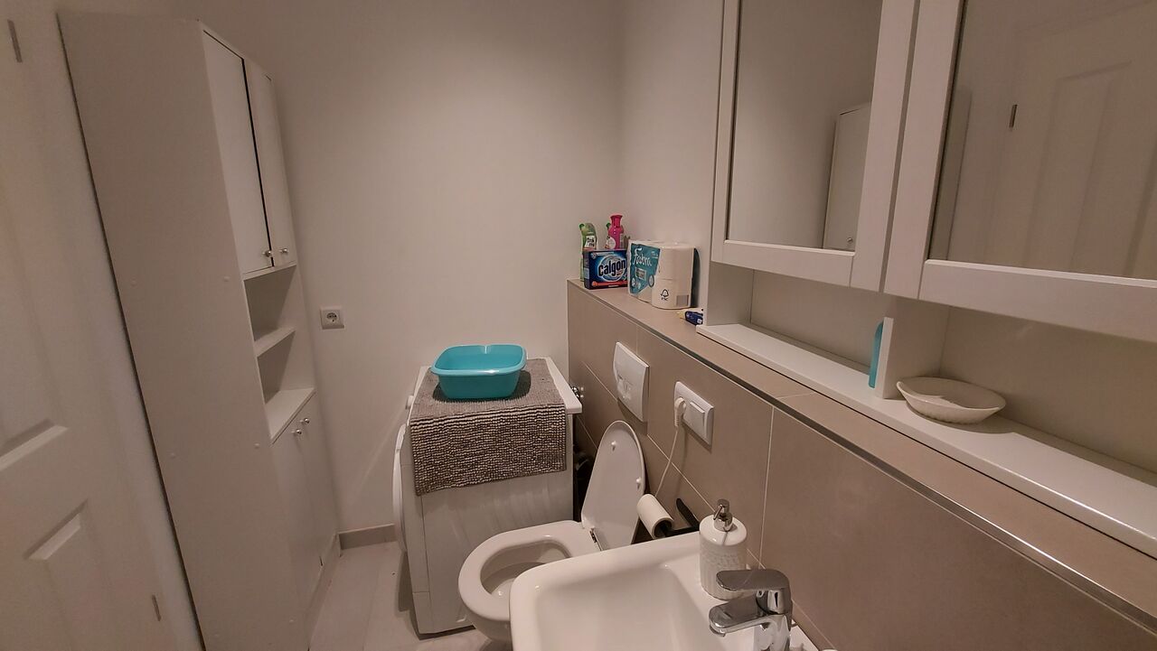 File:Slovene Arts & Culture Residency Berlin 2022 bathroom 2.jpg