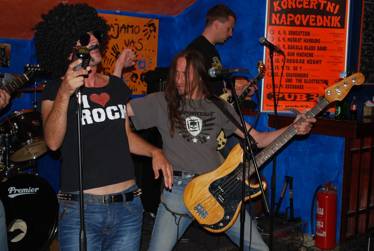 File:Postojna Youth Centre 2009 Muskat Hamburg.JPG