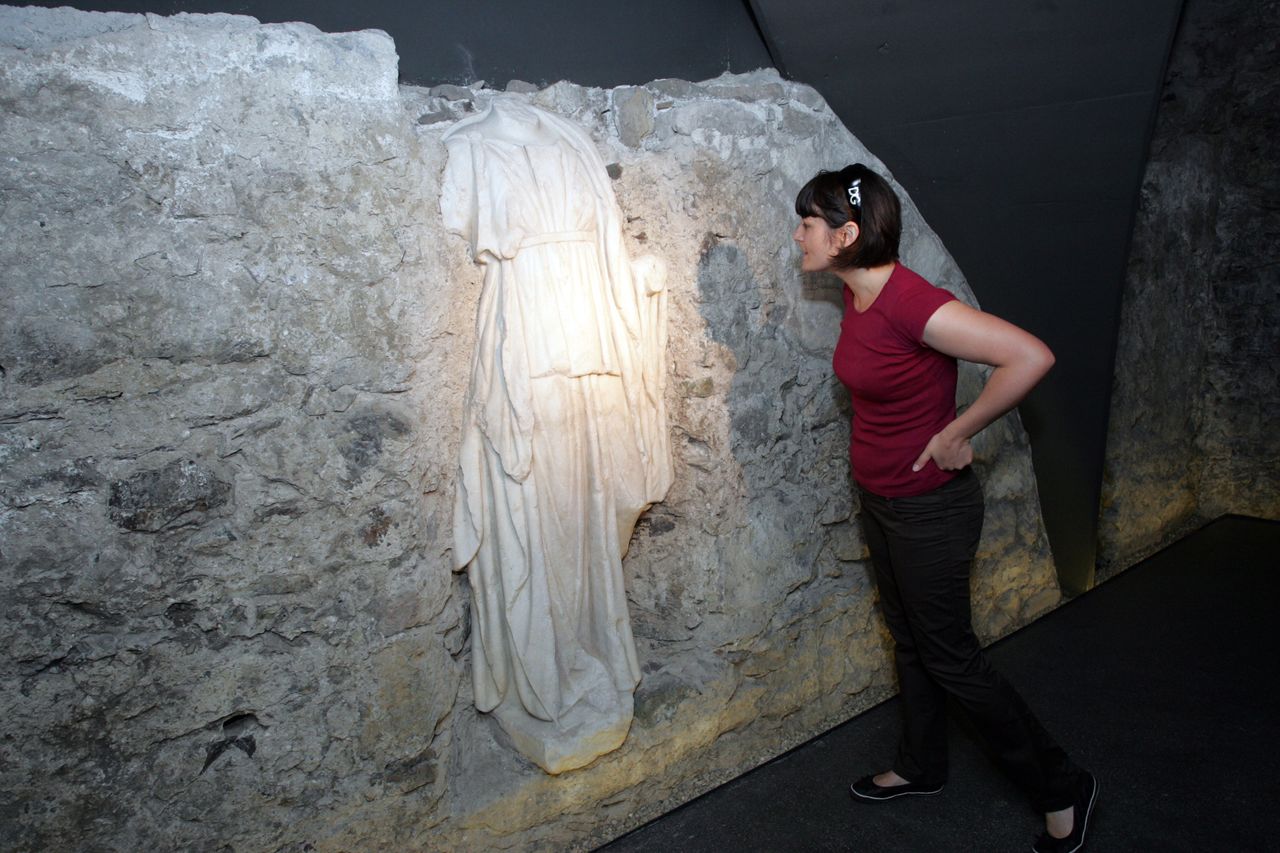 File:Celje Regional Museum 2009 Headless statue Photo Edi Einspieler.jpg