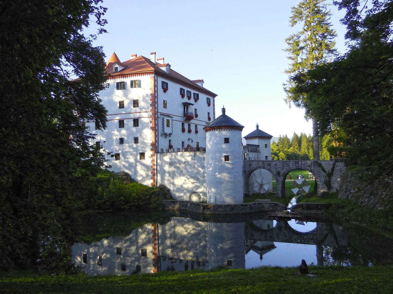 File:Floating Castle Festival 2015 Sneznik Castle.jpg