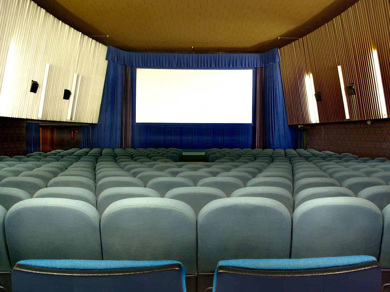 File:Delavski dom Trbovlje Cultural Centre 2011 The cinema hall.jpg