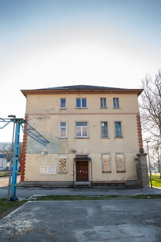 File:Klub Baza Ajdovscina 2021 exterior Photo Kaja Brezocnik.jpg