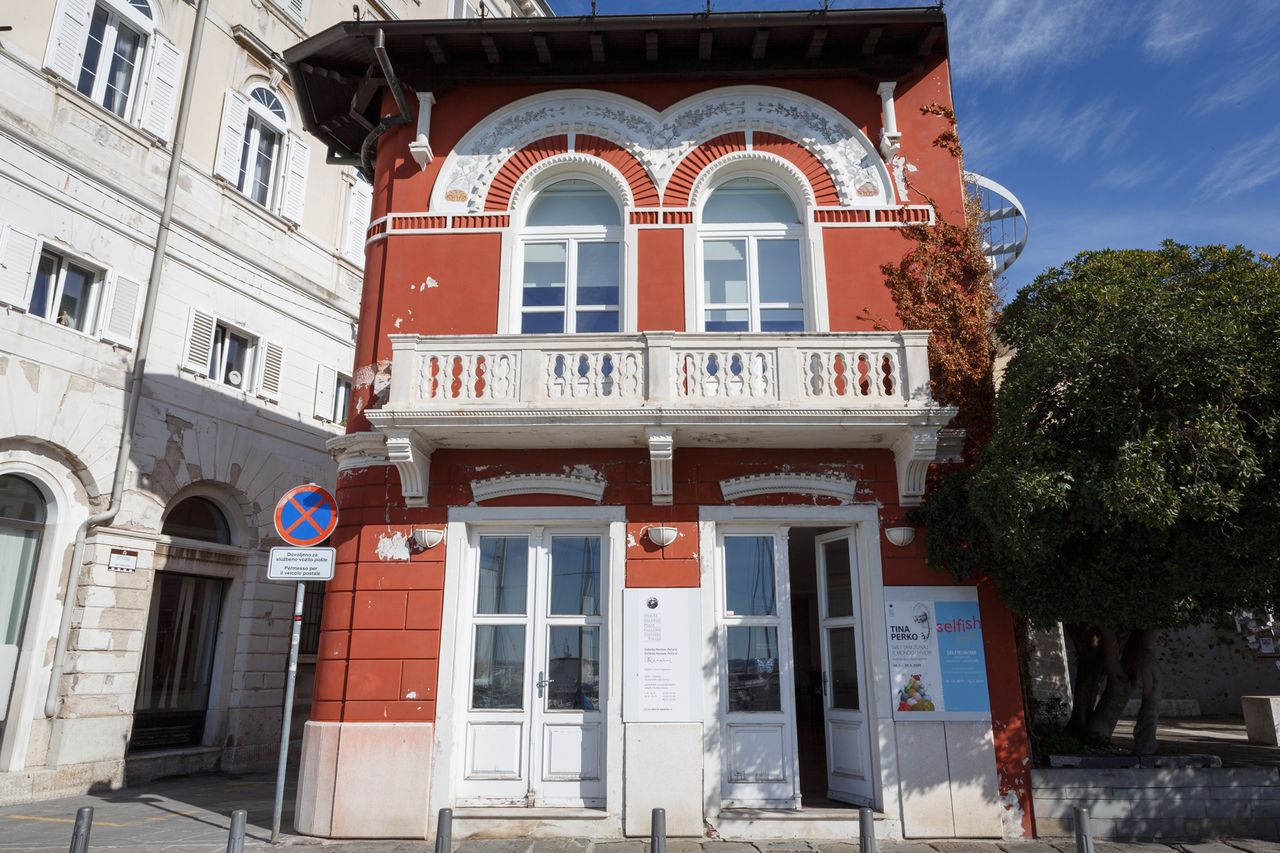 File:Pecaric Gallery 2020 Exterior Photo Kaja Brezocnik.jpg
