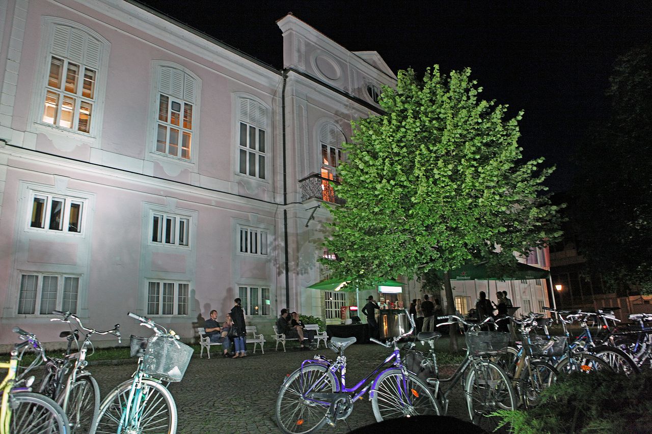 File:National Museum of Contemporary History 2012 at night Photo Sarah Pozenel.jpg