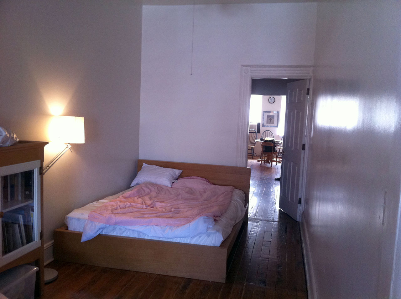 File:Slovene Arts and Culture Residency New York 2012 bedroom.jpg