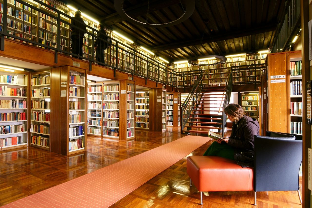 Ivan Potrč Library Ptuj 2010 interior.jpg
