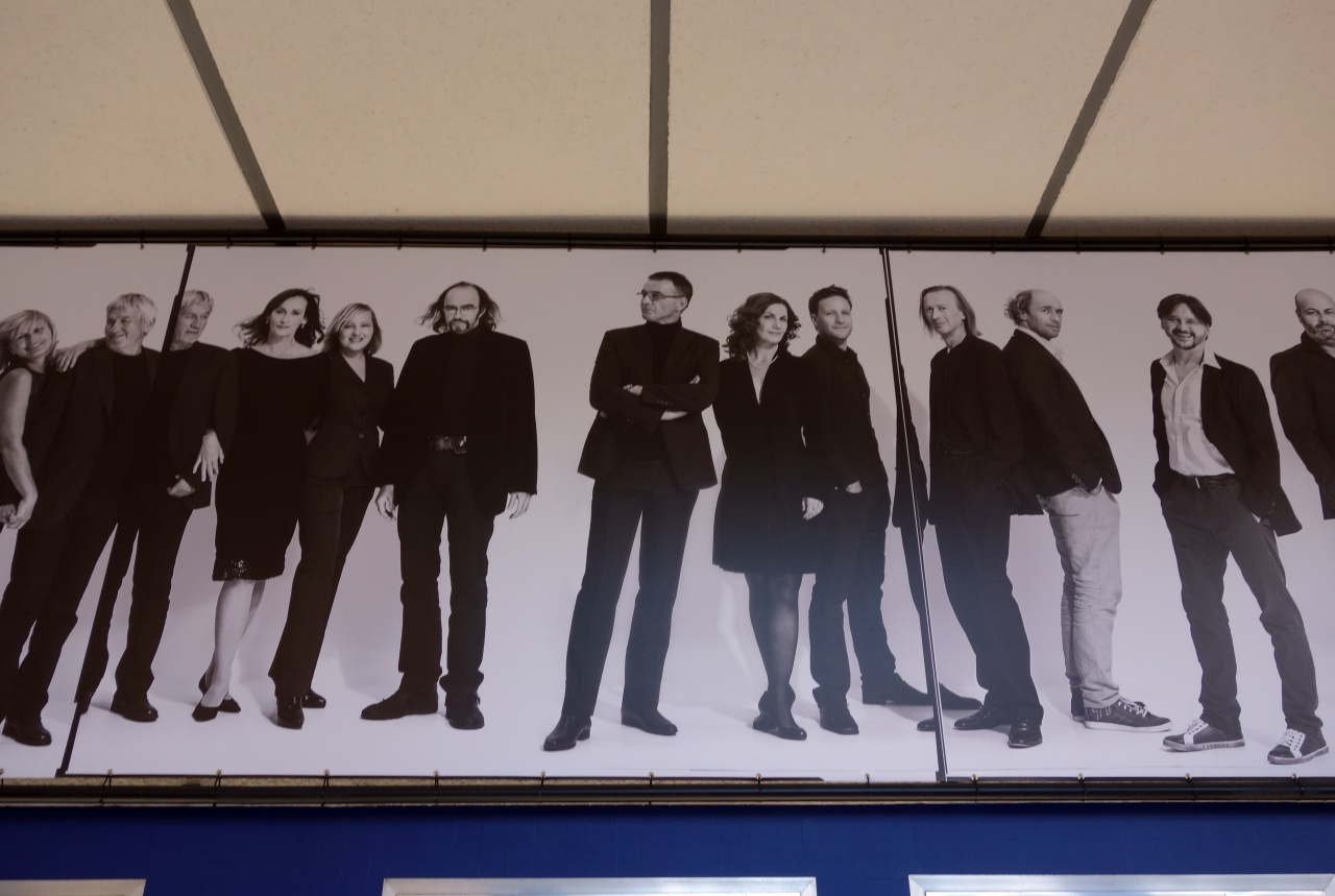 File:Slovene National Theatre Drama Ljubljana 2013 actors on banner.jpg