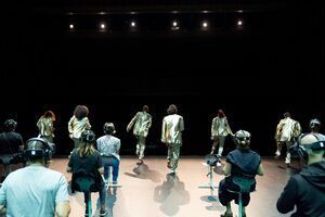 The performance “Dancing Audience” (En–Knap & Fabien Prioville Dance Company), 2023. Photo: Lin Gerkman