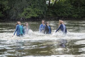 The performance Downriver (Andrea Boll & En–Knap) at Na knap Festival of Short Dance Form, 2025. Photo: Matevž Peršin