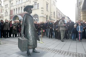 <!--LINK'" 0:742--> statue by <!--LINK'" 0:743--> in the <!--LINK'" 0:744--> centre