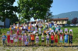 The pupils of Simon Gregorčič Elementary School Kobarid participating in the Jasa's project Slovenija ima srce (Slovenija has a heart).